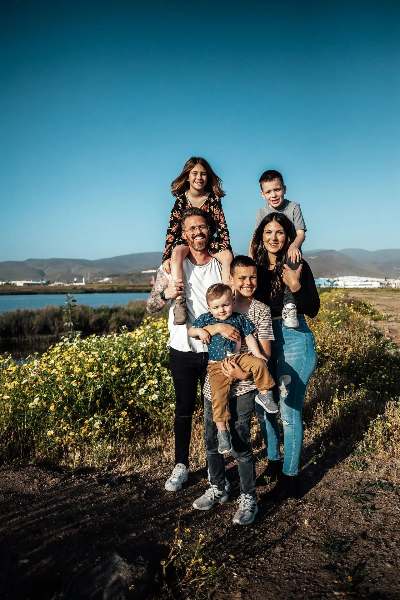 Sonrisa Familiar - Cuidado Dental para Todos los Miembros de la Familia - Dra. Alexandra Mustakis La Dra. Alexandra Mustakis ofrece tratamientos odontológicos personalizados para toda la familia. Desde la prevención hasta el tratamiento, cada sonrisa está en buenas manos, en un ambiente acogedor y profesional.